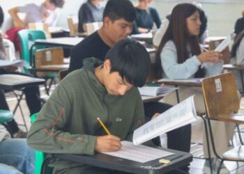 Estudiantes en un aula realizando una prueba, representando la aplicación de la evaluación PISA 2025 en México.