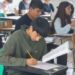 Estudiantes en un aula realizando una prueba, representando la aplicación de la evaluación PISA 2025 en México.