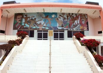 Fotografía de Manta, Ecuador, con vista al océano Pacífico y el campus de la Universidad Laica Eloy Alfaro de Manabí en el fondo.