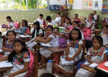 Niños y niñas migrantes en aula bilingüe enfrentan desafíos educativos y de derechos en contextos de deportación y retorno.