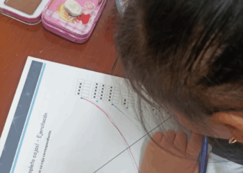 Fotografía de un aula en Yucatán donde una niña aprende matemáticas con materiales didácticos.