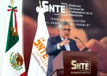 Alfonso Cepeda Salas en evento oficial del SNTE.