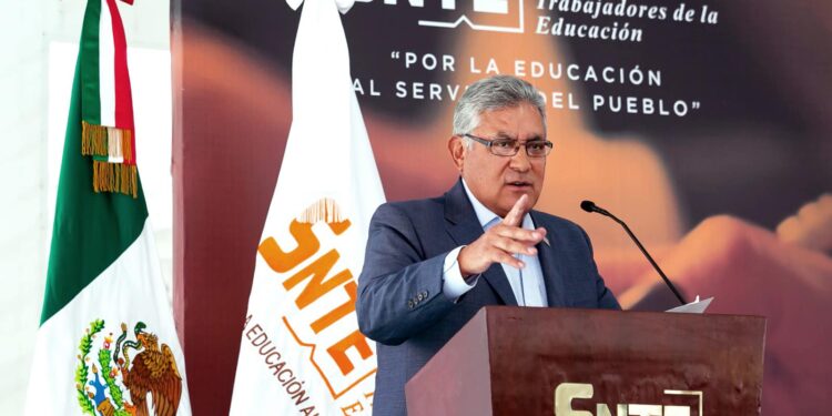 Alfonso Cepeda Salas en evento oficial del SNTE.