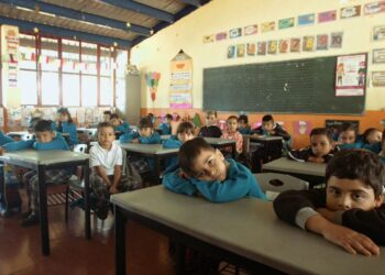 "Estudiantes de primaria despidiéndose de su maestra en una escuela rural de Jalisco, con expresiones emotivas y vínculos visibles."