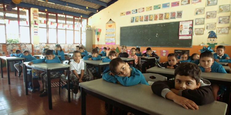 "Estudiantes de primaria despidiéndose de su maestra en una escuela rural de Jalisco, con expresiones emotivas y vínculos visibles."