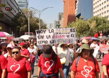Maestros protestan en el Zócalo con pancartas sobre pensiones, salarios y leyes educativas.