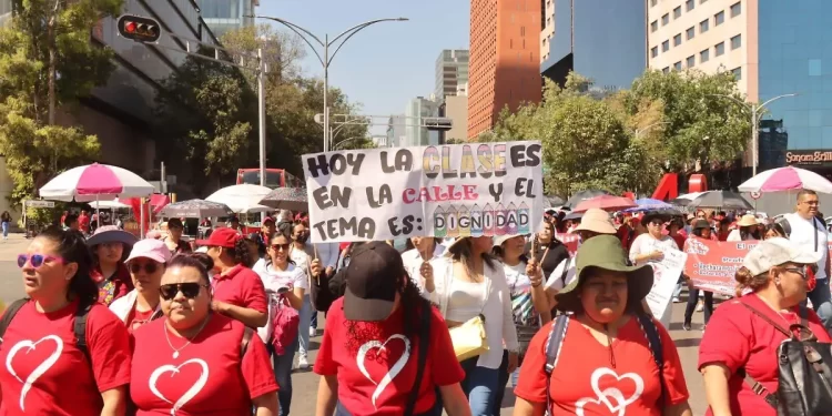Maestros protestan en el Zócalo con pancartas sobre pensiones, salarios y leyes educativas.