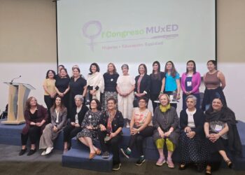 Mujeres participando en un congreso educativo, en espacios de diálogo, reflexión y construcción colectiva.