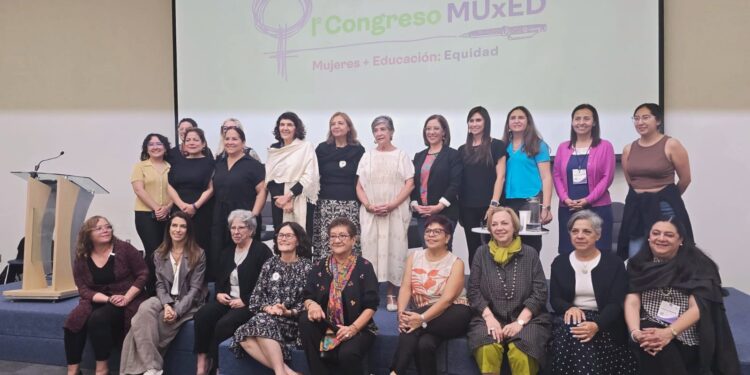 Mujeres participando en un congreso educativo, en espacios de diálogo, reflexión y construcción colectiva.