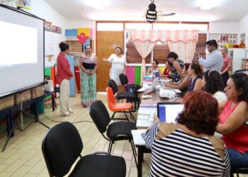 Docentes en aula durante taller intensivo al final del ciclo escolar.