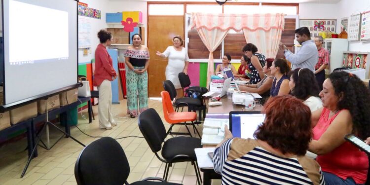 Docentes en aula durante taller intensivo al final del ciclo escolar.