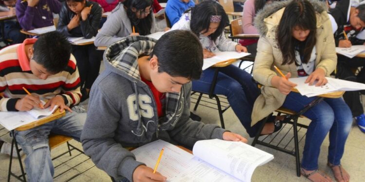 “Mi derecho, mi lugar”: la reforma que prometió un bachillerato sin rechazo y expuso viejas desigualdades