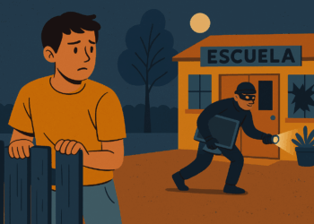 Escuela cerrada en vacaciones con señales de robo y un vecino vigilando desde la calle.