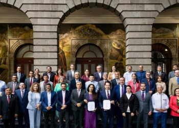 Autoridades educativas reunidas en sesión del Conaedu, con documentos y presentaciones oficiales.
