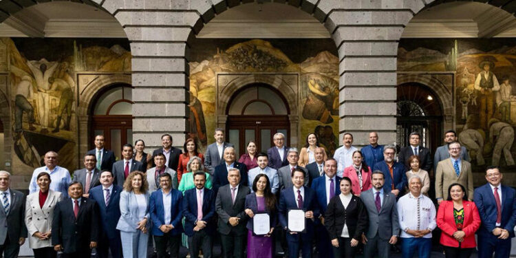 Autoridades educativas reunidas en sesión del Conaedu, con documentos y presentaciones oficiales.