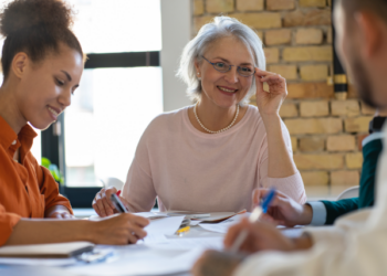 Mentoría sabia: El valor educativo de las personas adultas mayores