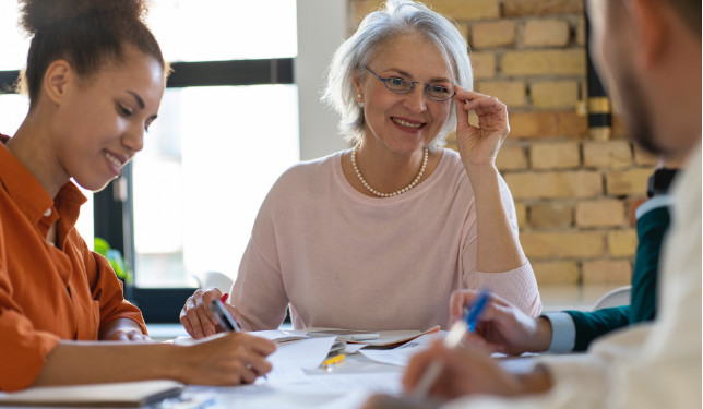 Mentoría sabia: El valor educativo de las personas adultas mayores