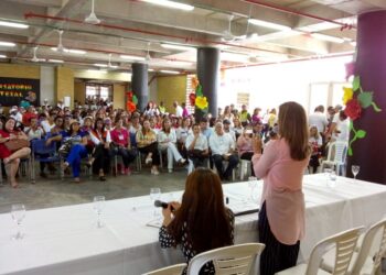 Liderar para transformar: hacia una nueva narrativa que incorpore a las mujeres en el liderazgo escolar 