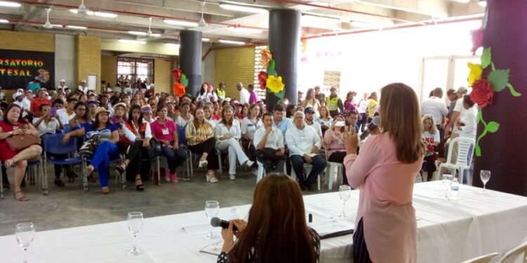 Liderar para transformar: hacia una nueva narrativa que incorpore a las mujeres en el liderazgo escolar