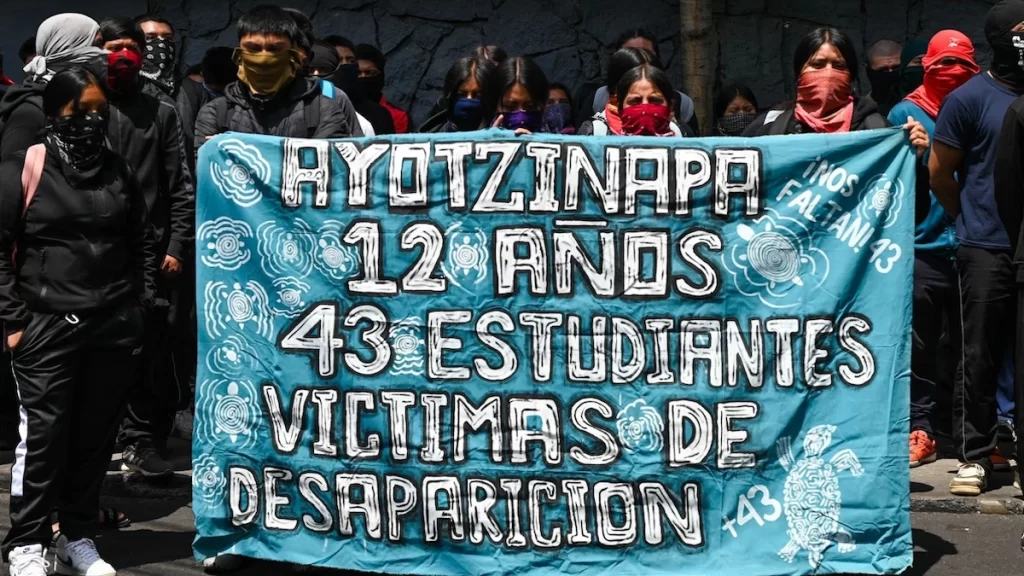 A 12 años de Ayotzinapa, normalistas y familiares marchan para exigir verdad y justicia
