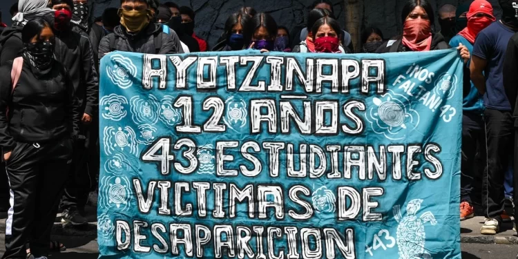 A 12 años de Ayotzinapa, normalistas y familiares marchan para exigir verdad y justicia