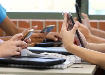Nuevo acuerdo sobre el uso de celulares en escuelas ¿Regulación efectiva o espada de Damocles?