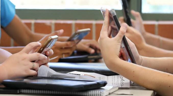 Nuevo acuerdo sobre el uso de celulares en escuelas ¿Regulación efectiva o espada de Damocles?