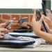 Nuevo acuerdo sobre el uso de celulares en escuelas ¿Regulación efectiva o espada de Damocles?